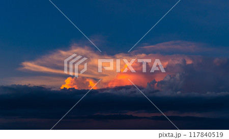 夏の青空に夕陽に染まる積乱雲　a-2 高彩度コントラスト 117840519