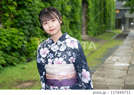 倉敷アイビー浴衣の美少女 117840731