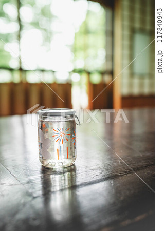 テーブルの上に乗っている花火柄のグラス テーブルの上に乗っている花火柄のグラス 117840943