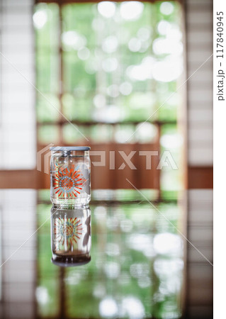 テーブルの上に乗っている花火柄のグラス テーブルの上に乗っている花火柄のグラス 117840945
