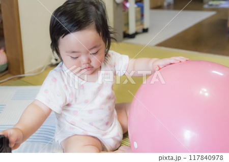 【ボールで遊ぶ赤ちゃん】 【ボールで遊ぶ赤ちゃん】 117840978