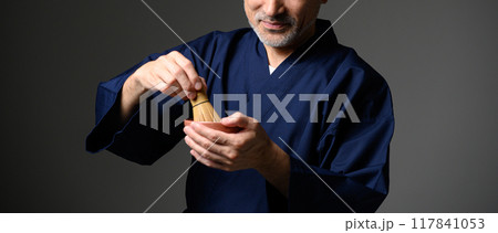 お茶をたてる男性 117841053