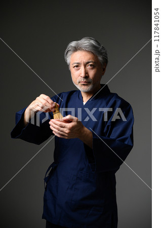 お茶をたてる男性 お茶をたてる男性 117841054