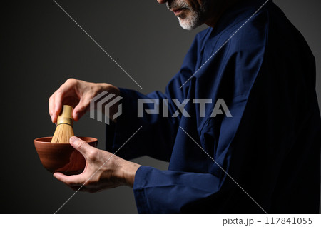 お茶をたてる男性 117841055