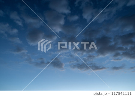 日没後の青い空 117841111