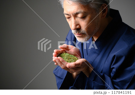 茶葉を確かめる男性 茶葉を確かめる男性 117841191
