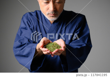 茶葉を確かめる男性 茶葉を確かめる男性 117841195