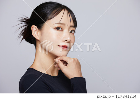 黒いニットを着た若い女性のシックなメイクアップイメージ 117841214