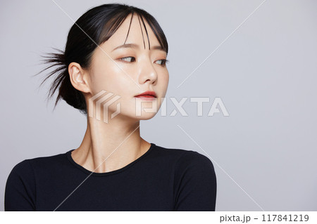 黒いニットを着た若い女性のシックなメイクアップイメージ 117841219