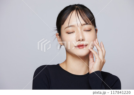 黒いニットを着た若い女性のシックなメイクアップイメージ 117841220