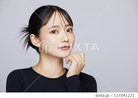 黒いニットを着た若い女性のシックなメイクアップイメージ 117841221