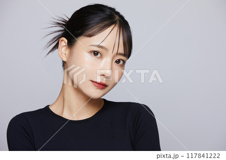 黒いニットを着た若い女性のシックなメイクアップイメージ 117841222