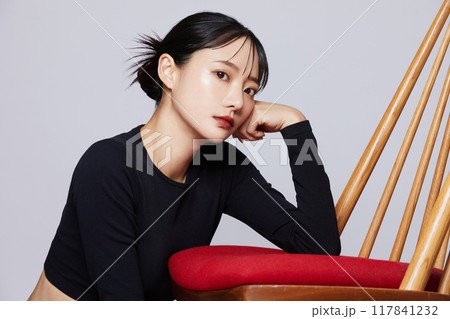 黒いニットを着た若い女性のシックなメイクアップイメージ 117841232