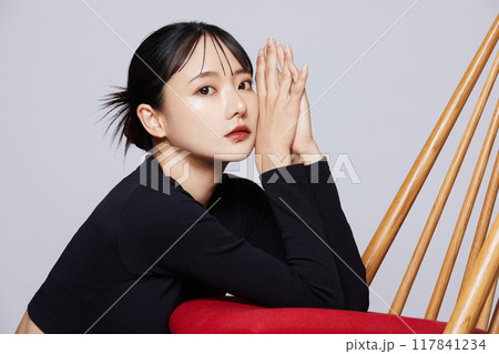 黒いニットを着た若い女性のシックなメイクアップイメージ 117841234