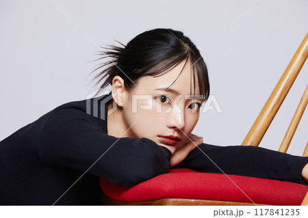 黒いニットを着た若い女性のシックなメイクアップイメージ 117841235