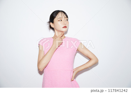 白背景で撮影をした若い女性のカジュアルなメイクアップイメージ 117841242