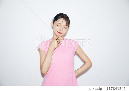 白背景で撮影をした若い女性のカジュアルなメイクアップイメージ 117841243
