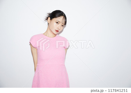 白背景で撮影をした若い女性のカジュアルなメイクアップイメージ 117841251
