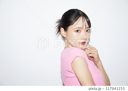 白背景で撮影をした若い女性のカジュアルなメイクアップイメージ 白背景で撮影をした若い女性のカジュアルなメイクアップイメージ 117841253