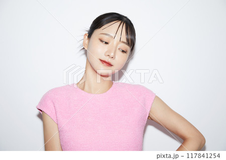 白背景で撮影をした若い女性のカジュアルなメイクアップイメージ 白背景で撮影をした若い女性のカジュアルなメイクアップイメージ 117841254