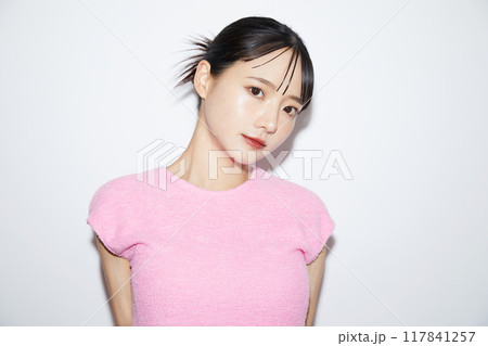 白背景で撮影をした若い女性のカジュアルなメイクアップイメージ 117841257