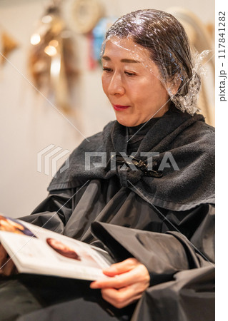 beauty parlor 117841282