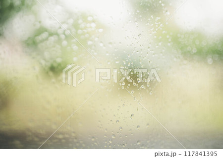雨の日の窓から見た風景 117841395