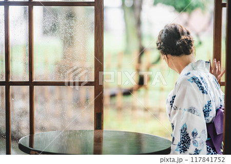 縁側に座る浴衣の女性 117841752