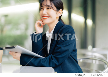 カフェのテラスでタブレットを使う女性 117842028