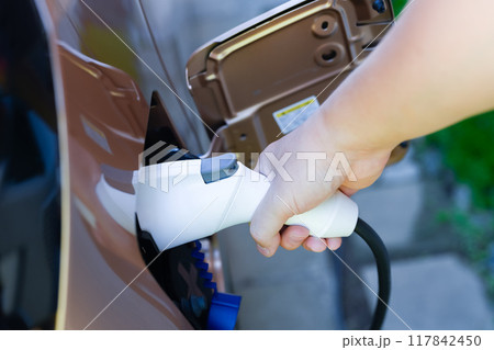 電気自動車の充電ケーブル 117842450