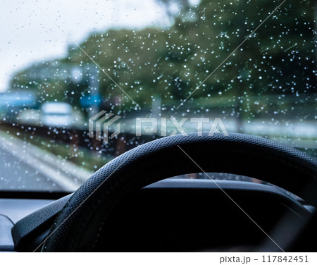 ドライブする男性 117842451