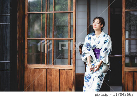 縁側に座る浴衣姿の若い女性 117842668