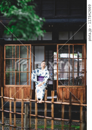 縁側に座る浴衣姿の若い女性 縁側に座る浴衣姿の若い女性 117842669
