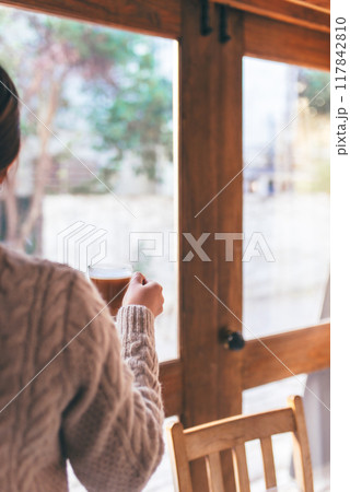 休憩する女性 117842810