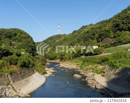 奈良県と大阪府の県境を流れる大和川の渓谷 117842816