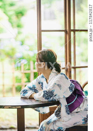 古民家の窓際に座っている浴衣姿の若い女性 117842817