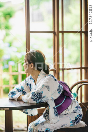 古民家の窓際に座っている浴衣姿の若い女性 117842818