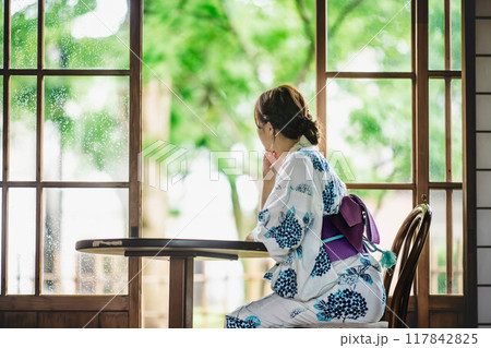 古民家の窓際に座っている浴衣姿の若い女性 117842825