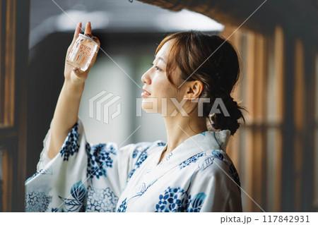 グラスを太陽にかざす浴衣姿の女性 グラスを太陽にかざす浴衣姿の女性 117842931
