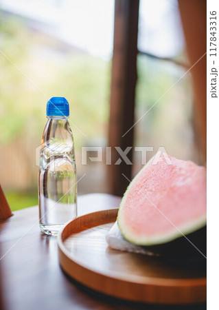 縁側でスイカを食べる 117843316