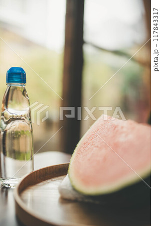 縁側でスイカを食べる 縁側でスイカを食べる 117843317