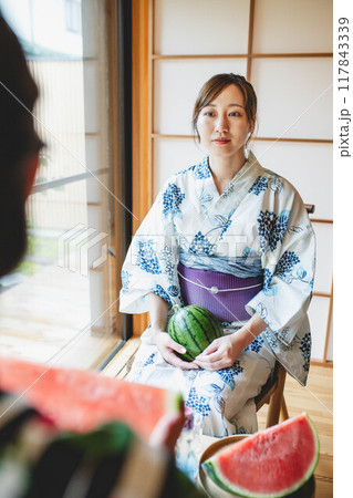 スイカを食べる浴衣の女性 スイカを食べる浴衣の女性 117843339