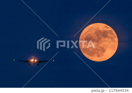 満月と飛行機 117844534
