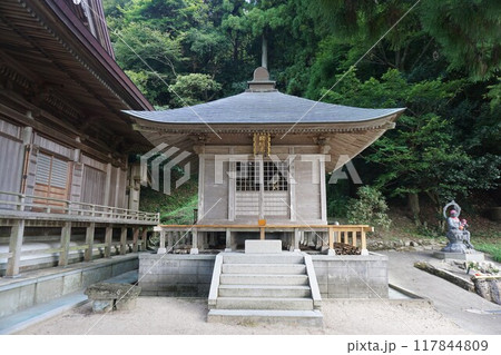 岡山県美咲町にある真言宗のお寺 二上山「両山寺」:本堂に向かって右側にある「薬師堂」 岡山県美咲町にある真言宗のお寺 二上山「両山寺」:本堂に向かって右側にある「薬師堂」 117844809