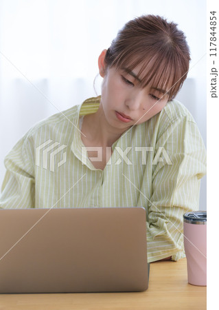 オフィスで起業の準備をする若い女性 オフィスで起業の準備をする若い女性 117844854