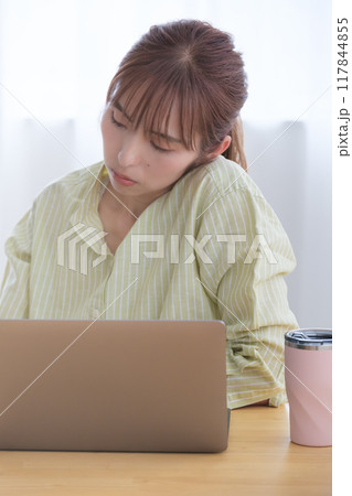 オフィスで起業の準備をする若い女性 オフィスで起業の準備をする若い女性 117844855