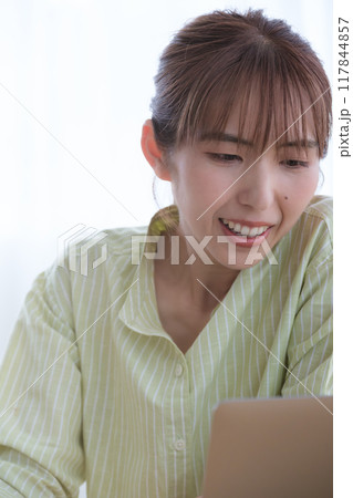 オフィスで起業の準備をする若い女性 117844857