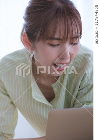 オフィスで起業の準備をする若い女性 オフィスで起業の準備をする若い女性 117844858