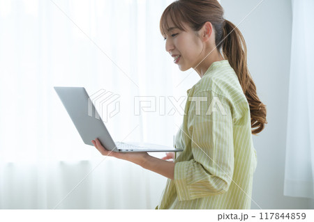 オフィスで起業の準備をする若い女性 117844859