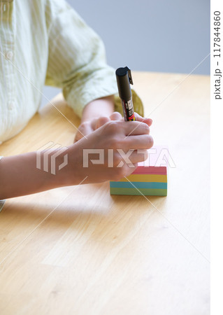 オフィスで課題を見える化する若い女性 117844860